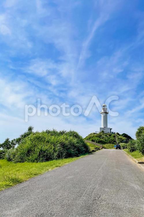 道の先にそびえる白い灯台が美しい御神崎 御神崎灯台,石垣島,岬の写真素材