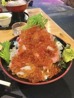 山盛りいくら丼 山盛りいくら丼 いくら丼,いくら,しらすの写真素材