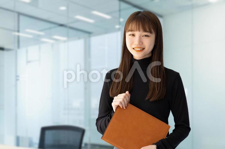 バインダーを持つ笑顔のビジネスウーマン 女性,ビジネス,笑顔の写真素材