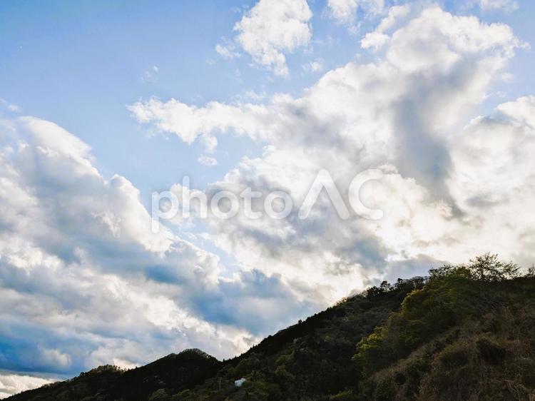 新緑の山と雲が描いた空の風景 青空,白い雲,新緑の写真素材