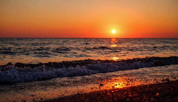太陽が沈む夕暮れの海辺、サンセットビーチ 太陽が沈む夕暮れの海辺、サンセットビーチの写真