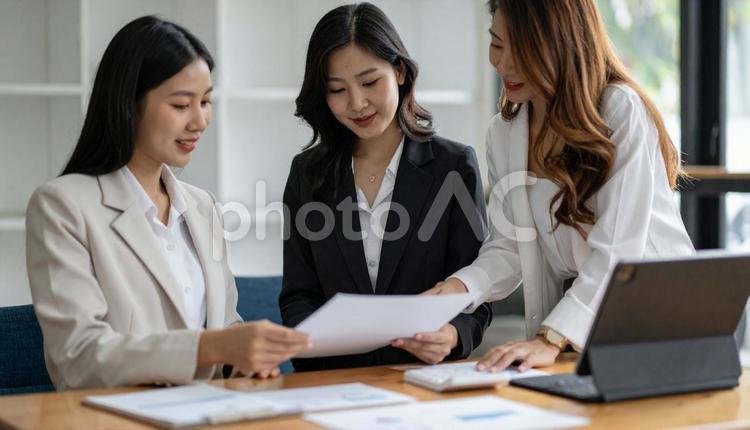 会議をするオフィスカジュアルな日本人女性 ビジネス,ビジネスシーン,マーケティングの写真素材