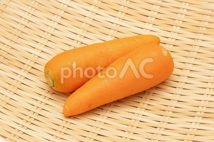 かごの上に乗ったにんじん にんじん,人参,ざるの写真素材