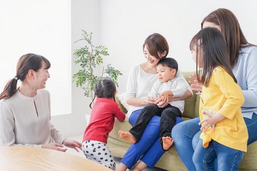ママ友と子供たち 日本人,成長,養育費の写真素材