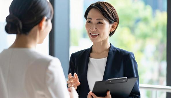 女性社会保険労務士 顧客と話し合いをする 女性社会保険労務士 顧客と話し合いをするの写真