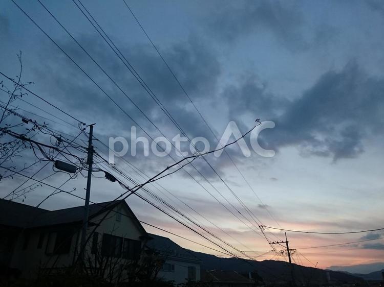 夕焼けと電線 エネルギー,シルエットで映す,パワーの写真素材