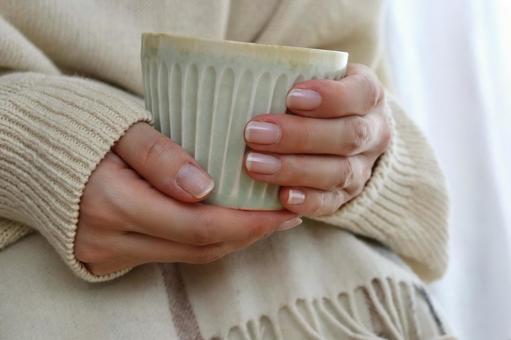 湯呑みを持つ女性 女性,飲む,白湯の写真素材