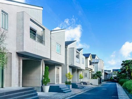 爽やかな白系の建物が並ぶ住宅街 爽やかな白系の建物が並ぶ住宅街 家,戸建て,住宅の写真素材