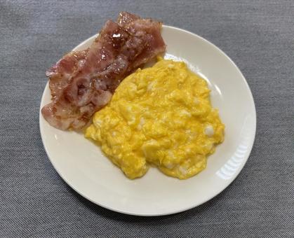ベーコンとスクランブルエッグ ベーコンとスクランブルエッグの写真