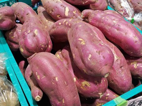 八百屋さんのサツマイモ 秋,さつま芋,八百屋の写真素材