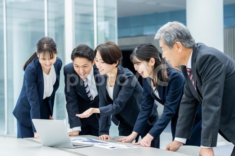 打ち合わせするビジネスパーソン 打ち合わせするビジネスパーソン ミーティング,笑顔,チームワークの写真素材