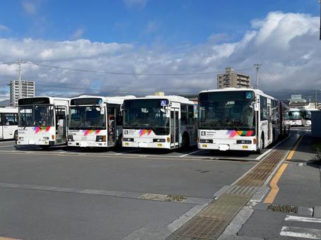 本社駐車場で並ぶ路線バス 本社駐車場で並ぶ路線バス バス,ぐるっとまつもとバス,路線バスの写真素材