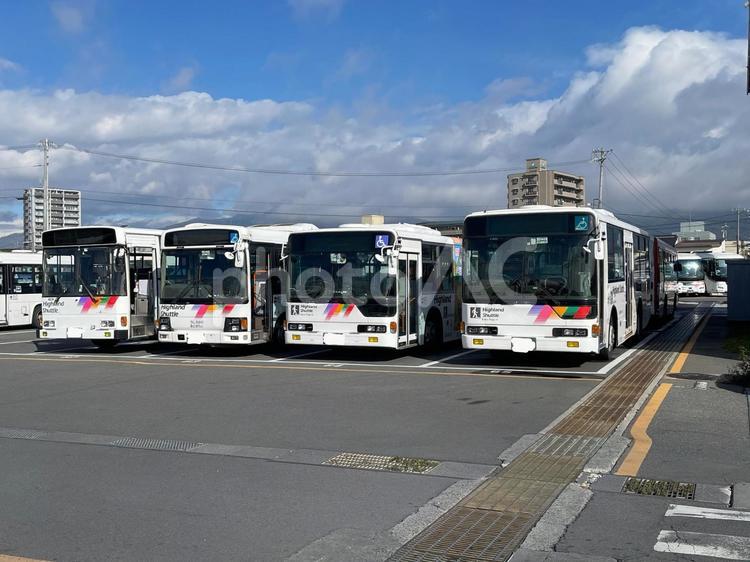 本社駐車場で並ぶ路線バス バス,ぐるっとまつもとバス,路線バスの写真素材