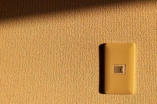 温かい光が当たる電気スイッチ スイッチ,電気,壁の写真素材