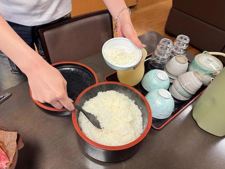 ご飯よそる ご飯よそる 食事,旅館,熱々の写真素材