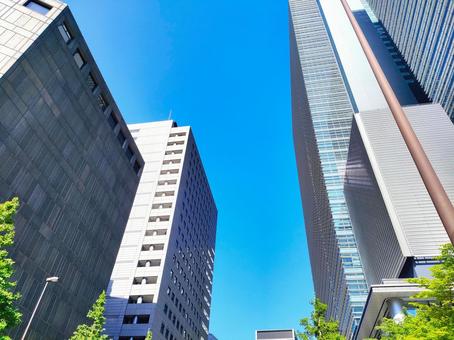 東京のビル街と青空 東京のビル街と青空の写真