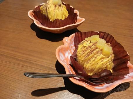 さつまいもモンブラン2つ モンブラン,さつまいも,デザートの写真素材