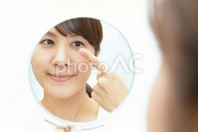 コンタクトレンズを使用する女性 コンタクトレンズ,視力,眼の写真素材
