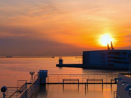船上からの夕日 船上からの夕日 夕焼け,夕日,日没の写真素材
