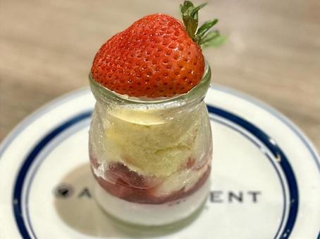 苺のショートケーキパルフェ 苺のショートケーキパルフェ,ショートケーキ,パルフェの写真素材