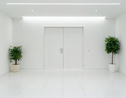 シンプルな広いホール　ドアの写真