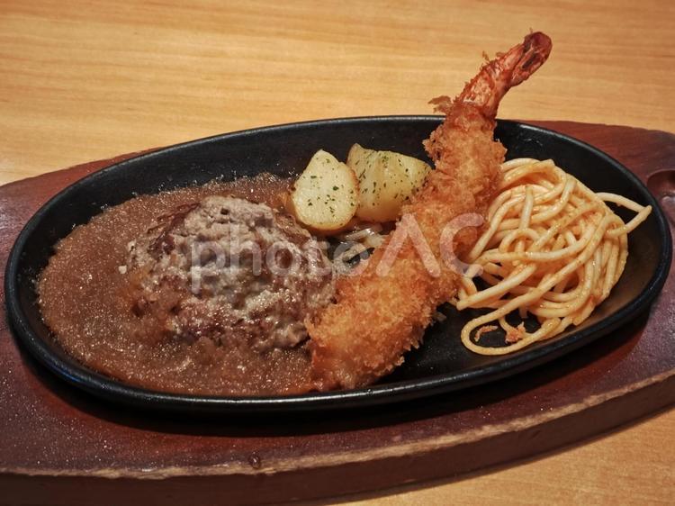 洋食屋さんの手作りハンバーグとエビフライ ハンバーグ,エビフライ,鉄皿の写真素材