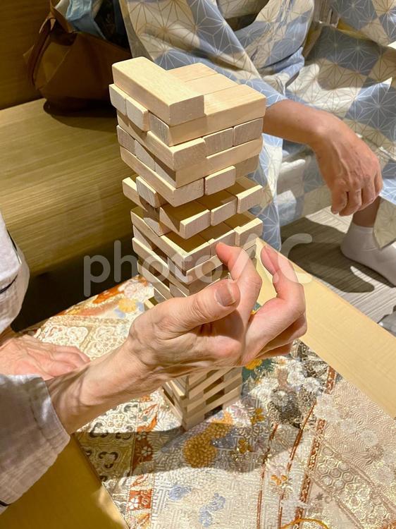 木製ジェンガで遊ぶ　ブロック積みゲーム３ ジェンガ,おもちゃ,バランスの写真素材