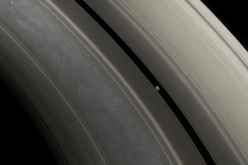 環の裂け目と小衛星 環の裂け目と小衛星の写真