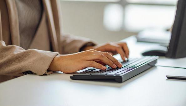 PC仕事をする日本人女性の手もとの写真