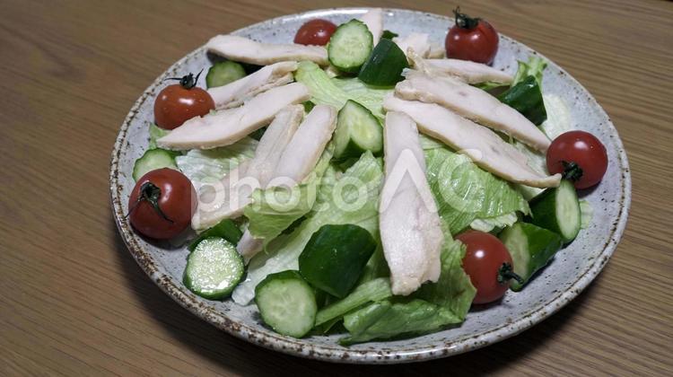 陶器の大皿に盛られた蒸し鶏ときゅうりとミニトマトとレタスのサラダ サラダ,鶏肉,鶏の写真素材