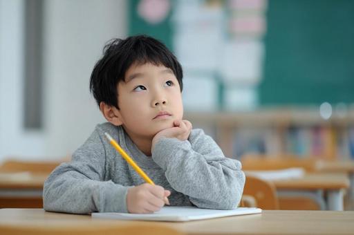 授業を受ける子供 塾 学校 男の子 授業を受ける子供 塾 学校 男の子の写真