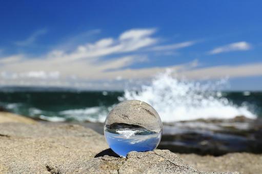ガラス玉のある海の風景002_しぶき有 ガラス玉のある海の風景002_しぶき有 海,海岸,波の写真素材