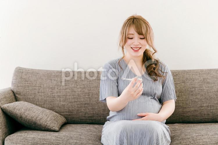 体温計を見て安心する日本人妊婦 妊娠,妊婦,発熱の写真素材