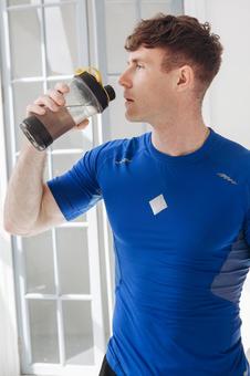 プロテインを飲んでいる男性 プロテインを飲んでいる男性 男性,人物,プロテインの写真素材