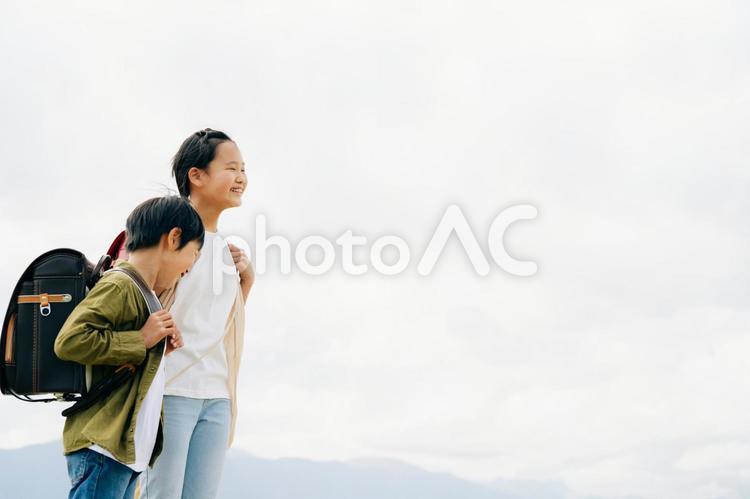 空と小学生（曇り） 小学生,子ども,学校の写真素材
