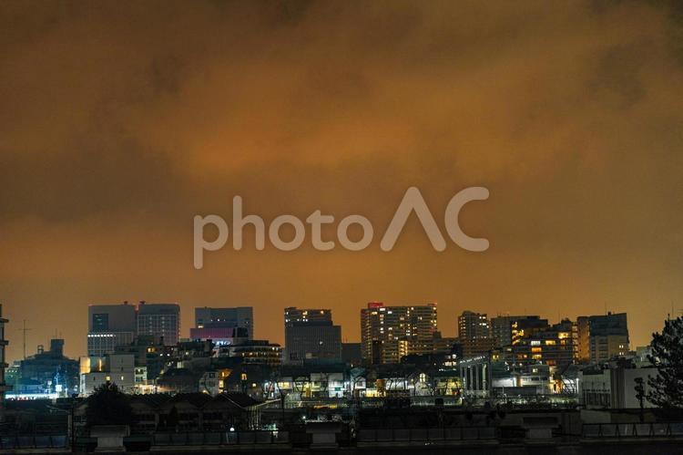 雲の多い夜の街並み 街並み,夜,雲の写真素材