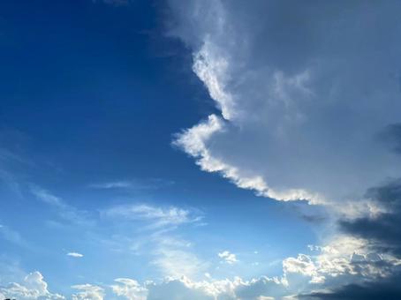 夏空に迫る雨雲 夏空に迫る雨雲の写真