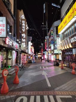 ソウルの夜道 ソウル,韓国,海外の写真素材