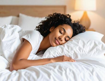ベッドでぐっすり眠る女性 ベッドでぐっすり眠る女性の写真