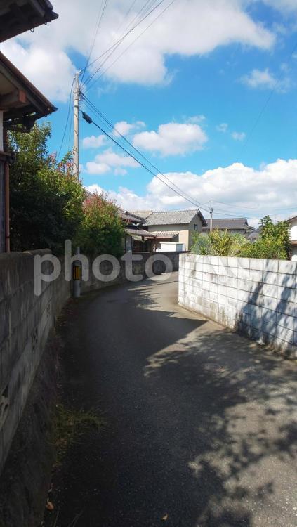 住宅地-篠栗町 尾仲 住宅地,家,道の写真素材