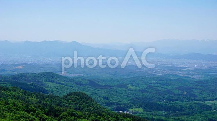 山から見た霧がかった街並み 盆地,街並み,霧の写真素材
