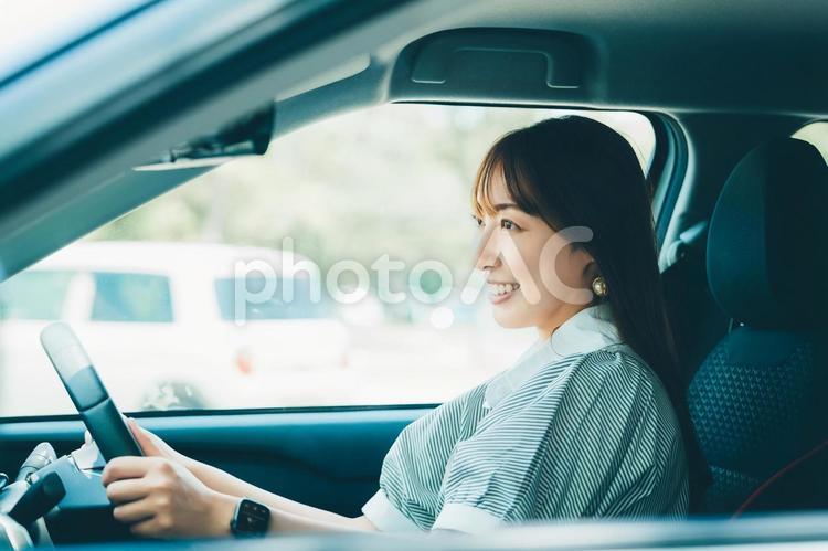 車を運転する笑顔の女性・ビジネスウーマン 女性,車,運転の写真素材