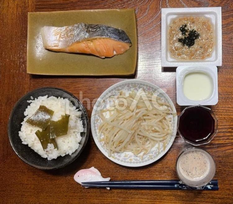 七分突き昆布入りご飯、焼き銀鮭などの夕食 夕食,ご飯,あきたこまちの写真素材