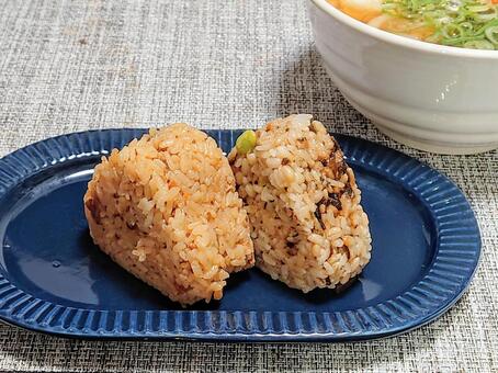 炊き込みご飯のおにぎり おにぎり,おむすび,ご飯の写真素材