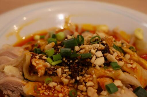 東京高輪の中華料理店のよだれ鶏 よだれ鶏,ネギ,モヤシの写真素材