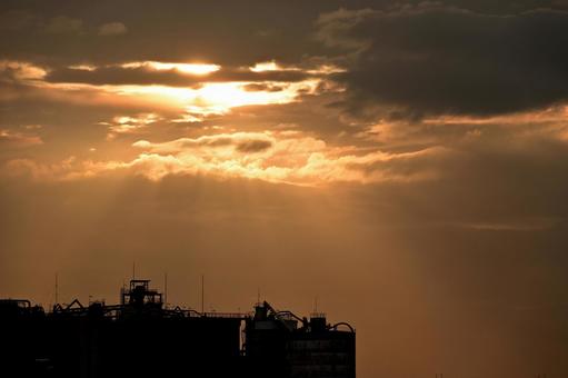 夕焼けと光芒の写真