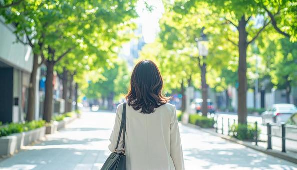 街角を歩くオシャレな大人女性の後ろ姿の写真