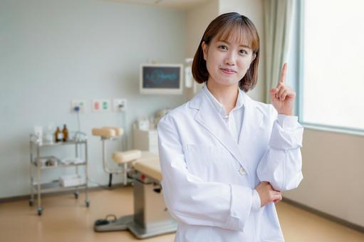 指差す白衣女性 医師,看護師,女性の写真素材