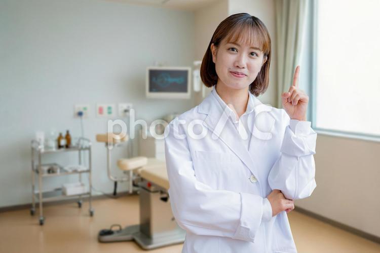 指差す白衣女性 医師,看護師,女性の写真素材