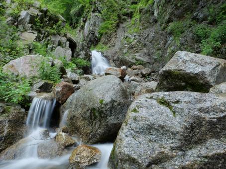 鳳凰三山のドンドコ沢登山道 鳳凰三山のドンドコ沢登山道の写真